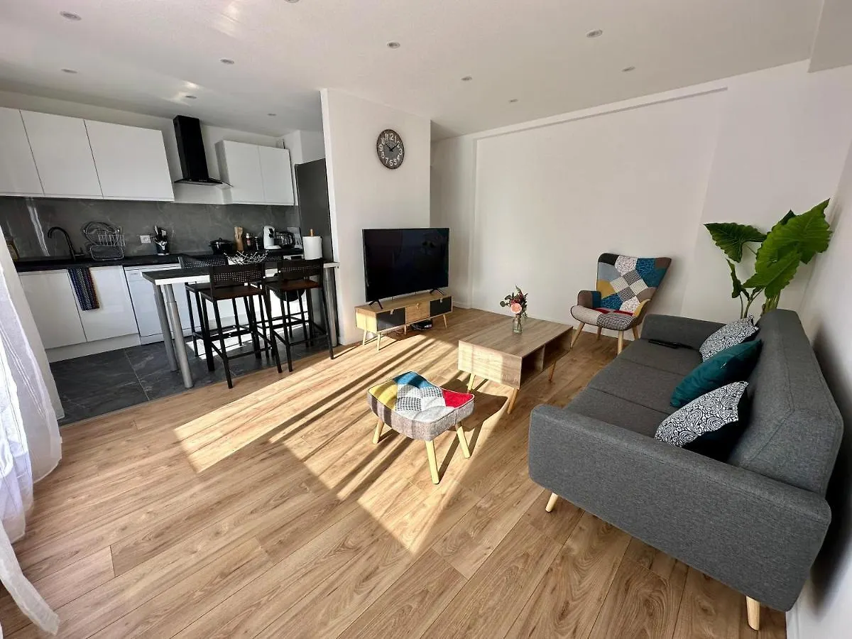 Appartement 3 Chambres - Proche Metro Villeurbanne 0*,  France
