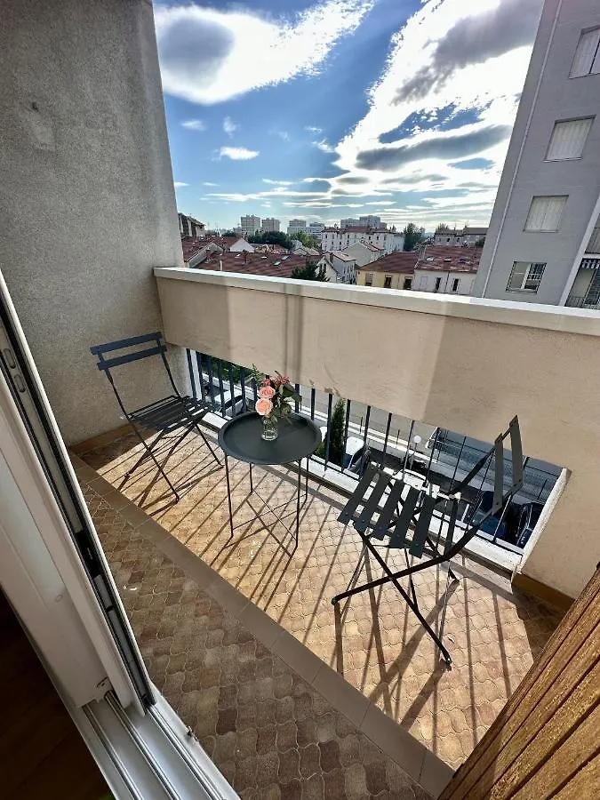 Appartement 3 Chambres - Proche Metro Villeurbanne Apartment