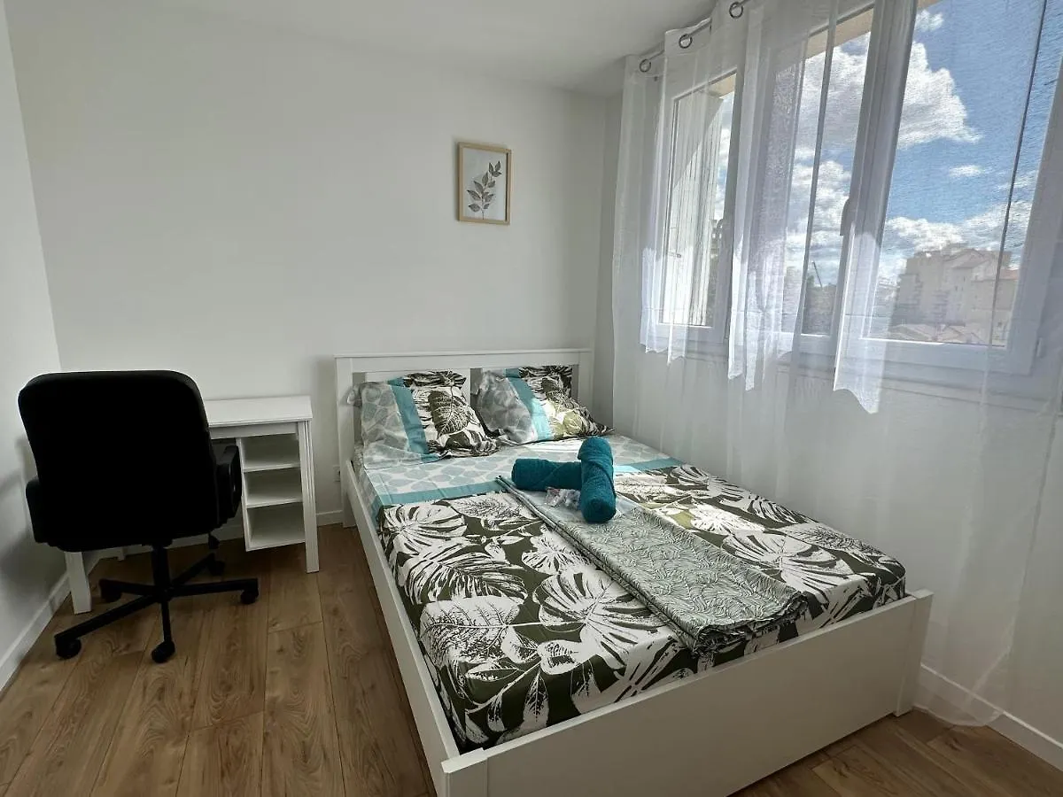 Appartement 3 Chambres - Proche Metro Villeurbanne Apartment